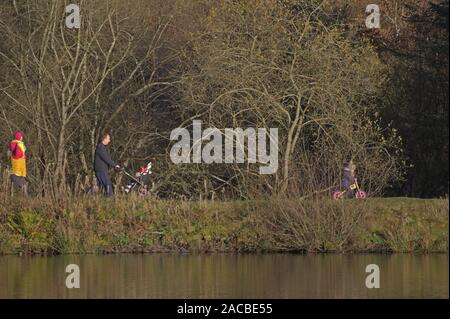 Aberystwyth ceredigion nel Galles/UK 1 Dicembre 2019: famiglia passeggiate intorno al lago a Bwlch Nant Yr Arian centro visitatori Foto Stock