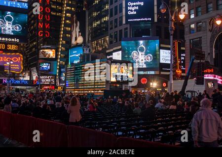 La città di NEW YORK, Stati Uniti d'America - 23 settembre: apertura notturna del Metropolitan opera con un live performance gratuita su schermi di grandi dimensioni su Broadway, New York il 23 settembre, 2008 Foto Stock