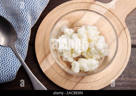 Latte kefir grani in cucchiaio sul tavolo di legno. Lievito di  fermentazione batterica motorino di avviamento Foto stock - Alamy