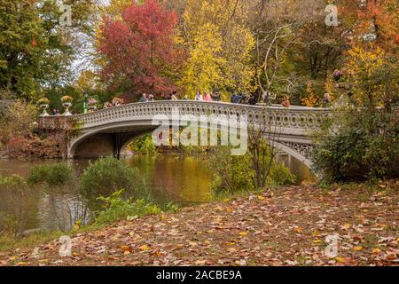 Ponte di prua in autunno, al Central Park di New York City, Stati Uniti d'America. Foto Stock