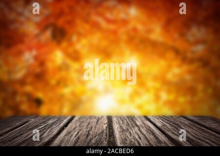 Autunno foglie di acero sul tavolo di legno Foto Stock