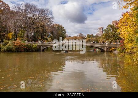 Ponte di prua in autunno, al Central Park di New York City, Stati Uniti d'America. Foto Stock