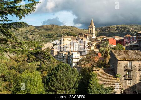 Der Ort Novara di Sicilia, Sizilien, Italien, Europa | Novara di Sicilia villaggio, Sicilia, Italia, Europa Foto Stock