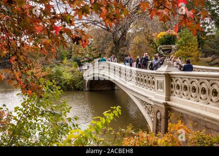 Ponte di prua in autunno, al Central Park di New York City, Stati Uniti d'America. Foto Stock