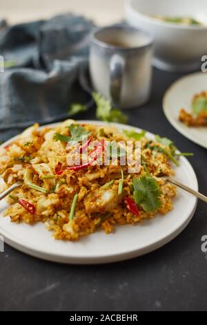 Mescolare calamari fritti con il curry in polvere, cibo tailandese Foto Stock