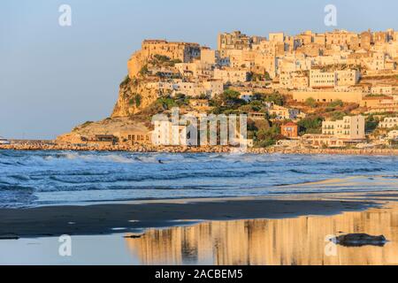 Peschici città vecchia: riflessioni sulla riva.It è famosa per le sue località balneari, il suo territorio appartiene al Parco Nazionale del Gargano, Italia. (Puglia). Foto Stock