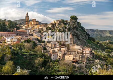 Der Ort Novara di Sicilia, Sizilien, Italien, Europa | Novara di Sicilia villaggio, Sicilia, Italia, Europa Foto Stock