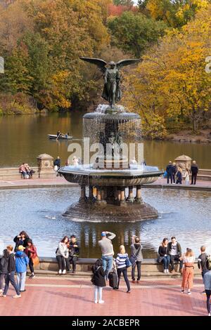 Angeli della fontana di acqua a Bethesda Terrace, Marina Terrazza, al Central Park di New York City, Stati Uniti d'America. Foto Stock