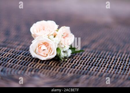 Bellissimi fiori matrimonio progettato e messo insieme da un fiorista locale pronto per la sposa e lo sposo per celebrare il loro giorno speciale insieme Foto Stock