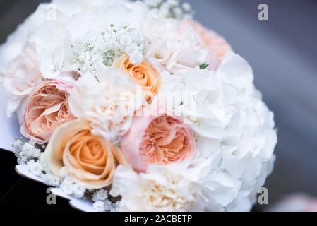 Bellissimi fiori matrimonio progettato e messo insieme da un fiorista locale pronto per la sposa e lo sposo per celebrare il loro giorno speciale insieme Foto Stock