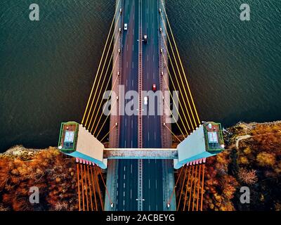 Bellissima vista panoramica aerea vista drone al cavo-alloggiato Siekierkowski ponte sopra il fiume Vistola e la città di Varsavia grattacieli, Polonia in oro rosso autu Foto Stock