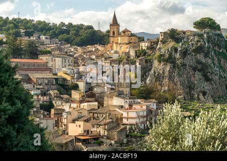 Der Ort Novara di Sicilia, Sizilien, Italien, Europa | Novara di Sicilia villaggio, Sicilia, Italia, Europa Foto Stock