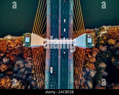 Bellissima vista panoramica aerea vista drone al cavo-alloggiato Siekierkowski ponte sopra il fiume Vistola e la città di Varsavia grattacieli, Polonia in oro rosso autu Foto Stock