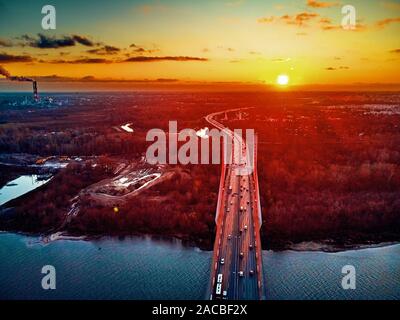 Bellissima vista panoramica aerea vista drone al cavo-alloggiato Siekierkowski ponte sopra il fiume Vistola e la città di Varsavia grattacieli, Polonia in oro rosso autu Foto Stock