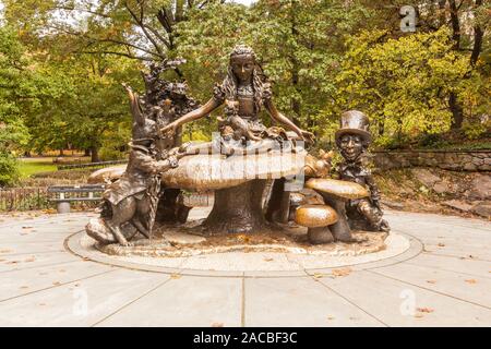 Alice nel Paese delle Meraviglie statua, Central Park, Stati Uniti d'America. Foto Stock