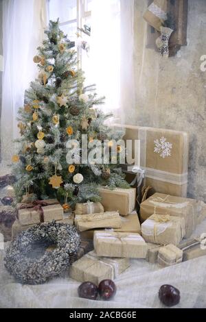 Bella sala decorata con albero di Natale con presenta sotto di esso.STILE RUSTICO Foto Stock