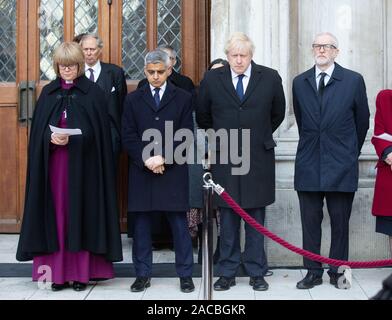 Londra, Regno Unito. 02Dec, 2019. Vescovo di Londra, Sarah Mullally, sindaco di Londra, Sadiq Khan, Primo Ministro, Boris Johnson e la manodopera Leadeer, Jeremy Corbyn. Omaggi sono versati alle vittime del London Bridge Terriorist attacco. James Merritt e Saskia Jones morì in attacco. Credito: Tommy Londra/Alamy Live News Foto Stock