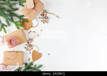 Regalo di natale scatole avvolte in carta craft. Impacchettare i regali di Natale in carta craft. Lay piatto. Vista dall'alto. Foto Stock