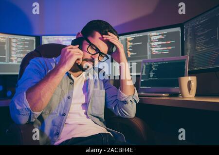 Ritratto di sua egli bella attraente preoccupato ragazzo esperto tech geek nerd parlando al telefono a discutere di nuove start-up del progetto problema fail problemi di miglioramento Foto Stock