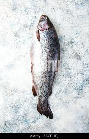 Crudo fresco trota arcobaleno su sfondo chiaro. Cibo sano. Concetto di cucina a vista. Vista dall'alto. Foto Stock