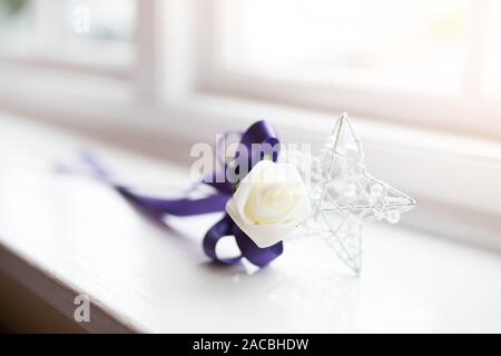 Bellissimi fiori matrimonio progettato e messo insieme da un fiorista locale pronto per la sposa e lo sposo per celebrare il loro giorno speciale insieme Foto Stock