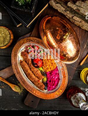 Bagno turco köftə con bulgur e verdure vista superiore Foto Stock