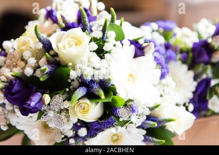 Bellissimi fiori matrimonio progettato e messo insieme da un fiorista locale pronto per la sposa e lo sposo per celebrare il loro giorno speciale insieme Foto Stock