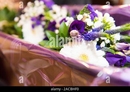 Bellissimi fiori matrimonio progettato e messo insieme da un fiorista locale pronto per la sposa e lo sposo per celebrare il loro giorno speciale insieme Foto Stock