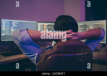 Close-up schienale posteriore dietro la vista di nizza esperte genius brunet guy geek seduto nella sedia che fornisce monitoraggio esternalizzare start-up di lancio del progetto parte anteriore Foto Stock