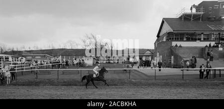 Caratteri a Pontefract gare, West Yorkshire, nell'Inghilterra del Nord, Regno Unito nel 1987 Foto Stock