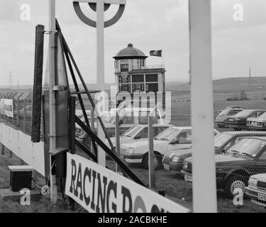 Caratteri a Pontefract gare, West Yorkshire, nell'Inghilterra del Nord, Regno Unito nel 1987 Foto Stock