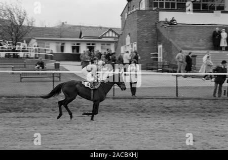 Caratteri a Pontefract gare, West Yorkshire, nell'Inghilterra del Nord, Regno Unito nel 1987 Foto Stock