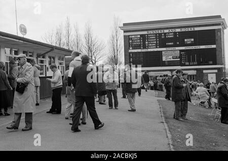 Caratteri a Pontefract gare, West Yorkshire, nell'Inghilterra del Nord, Regno Unito nel 1987 Foto Stock