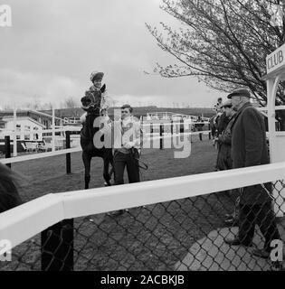 Caratteri a Pontefract gare, West Yorkshire, nell'Inghilterra del Nord, Regno Unito nel 1987 Foto Stock