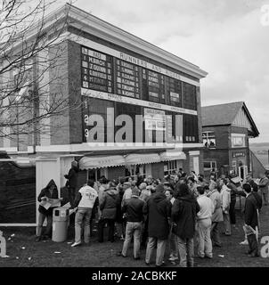 Caratteri a Pontefract gare, West Yorkshire, nell'Inghilterra del Nord, Regno Unito nel 1987 Foto Stock