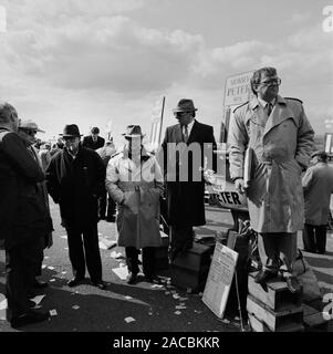 Caratteri a Pontefract gare, West Yorkshire, nell'Inghilterra del Nord, Regno Unito nel 1987 Foto Stock