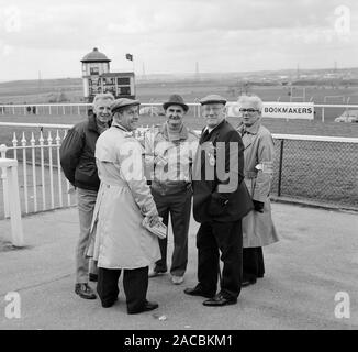 Caratteri a Pontefract gare, West Yorkshire, nell'Inghilterra del Nord, Regno Unito nel 1987 Foto Stock