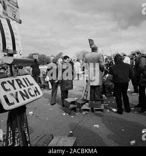 Caratteri a Pontefract gare, West Yorkshire, nell'Inghilterra del Nord, Regno Unito nel 1987 Foto Stock