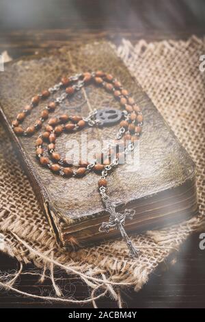 Rosario su un vecchio vintage libro di preghiera Foto Stock