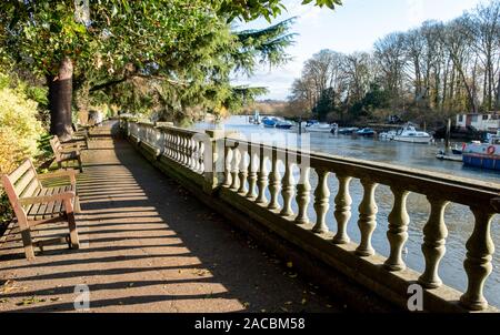 Percorso accanto al Fiume Tamigi a Twickenham, Londra UK, fotografato in sole forte in una bella giornata invernale e. Balaustra creare sshadows. Foto Stock