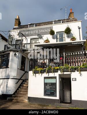 Storico pub, The White Swan, si affaccia sul Fiume Tamigi tra Twickenham e Richmond, West London REGNO UNITO. Il pub risale al xvii secolo. Foto Stock