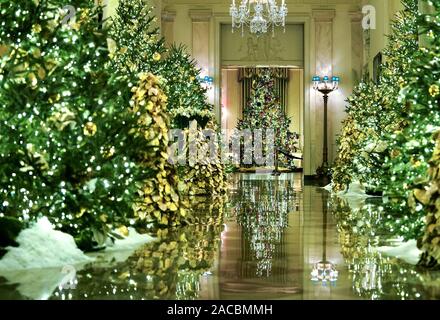 Washington, Stati Uniti. 02Dec, 2019. La Sala a Croce è visto decorate per le vacanze durante una media in anteprima per il 2019 White House holiday decorazioni, in Washington, DC il Lunedi, 2 dicembre 2019. Quest anno il tema vacanze è il "Acquavite d'America", e celebra i costumi e le tradizioni di America. Foto di Kevin Dietsch/UPI Credito: UPI/Alamy Live News Foto Stock