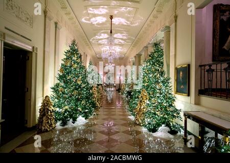 Washington, Stati Uniti. 02Dec, 2019. La Sala a Croce è visto decorate per le vacanze durante una media in anteprima per il 2019 White House holiday decorazioni, in Washington, DC il Lunedi, 2 dicembre 2019. Quest anno il tema vacanze è il "Acquavite d'America", e celebra i costumi e le tradizioni di America. Foto di Kevin Dietsch/UPI Credito: UPI/Alamy Live News Foto Stock