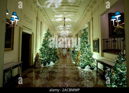 Washington, Stati Uniti. 02Dec, 2019. La Sala a Croce è visto decorate per le vacanze durante una media in anteprima per il 2019 White House holiday decorazioni, in Washington, DC il Lunedi, 2 dicembre 2019. Quest anno il tema vacanze è il "Acquavite d'America", e celebra i costumi e le tradizioni di America. Foto di Kevin Dietsch/UPI Credito: UPI/Alamy Live News Foto Stock