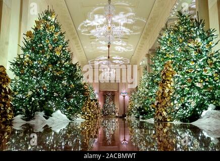 Washington, Stati Uniti. 02Dec, 2019. La Sala a Croce è visto decorate per le vacanze durante una media in anteprima per il 2019 White House holiday decorazioni, in Washington, DC il Lunedi, 2 dicembre 2019. Quest anno il tema vacanze è il "Acquavite d'America", e celebra i costumi e le tradizioni di America. Foto di Kevin Dietsch/UPI Credito: UPI/Alamy Live News Foto Stock