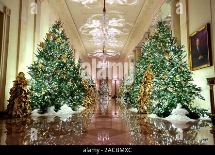 Washington, Stati Uniti. 02Dec, 2019. La Sala a Croce è visto decorate per le vacanze durante una media in anteprima per il 2019 White House holiday decorazioni, in Washington, DC il Lunedi, 2 dicembre 2019. Quest anno il tema vacanze è il "Acquavite d'America", e celebra i costumi e le tradizioni di America. Foto di Kevin Dietsch/UPI Credito: UPI/Alamy Live News Foto Stock