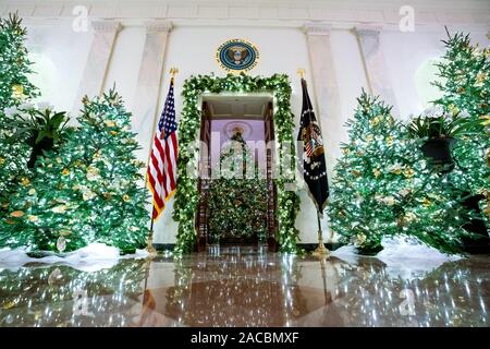 Washington, Stati Uniti. 02Dec, 2019. Il grande atrio è visto decorate per le vacanze durante una media in anteprima per il 2019 White House holiday decorazioni, in Washington, DC il Lunedi, 2 dicembre 2019. Quest anno il tema vacanze è il "Acquavite d'America", e celebra i costumi e le tradizioni di America. Foto di Kevin Dietsch/UPI Credito: UPI/Alamy Live News Foto Stock