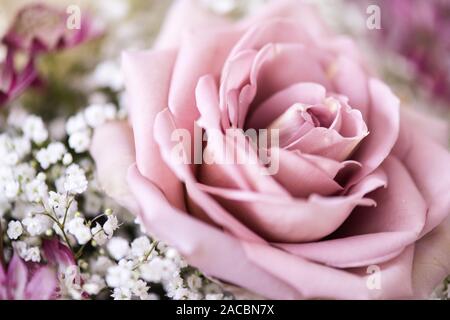 Bellissimi fiori matrimonio progettato e messo insieme da un fiorista locale pronto per la sposa e lo sposo per celebrare il loro giorno speciale insieme Foto Stock