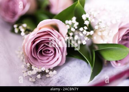 Bellissimi fiori matrimonio progettato e messo insieme da un fiorista locale pronto per la sposa e lo sposo per celebrare il loro giorno speciale insieme Foto Stock