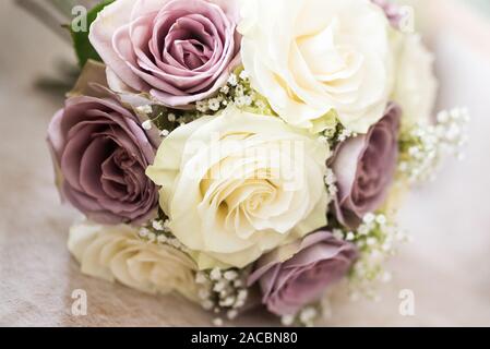 Bellissimi fiori matrimonio progettato e messo insieme da un fiorista locale pronto per la sposa e lo sposo per celebrare il loro giorno speciale insieme Foto Stock